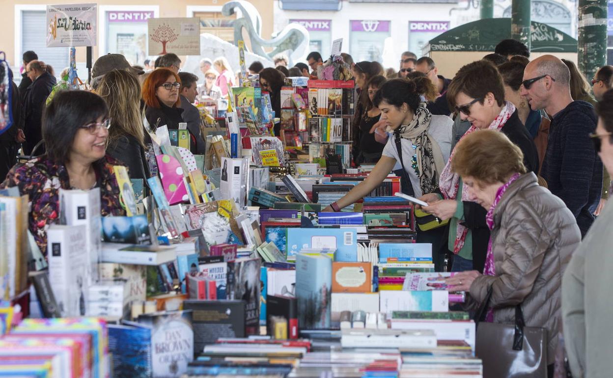 Los libreros, instalados en la plaza de España, el 23 de abril de 2018, antes de la pandemia. 