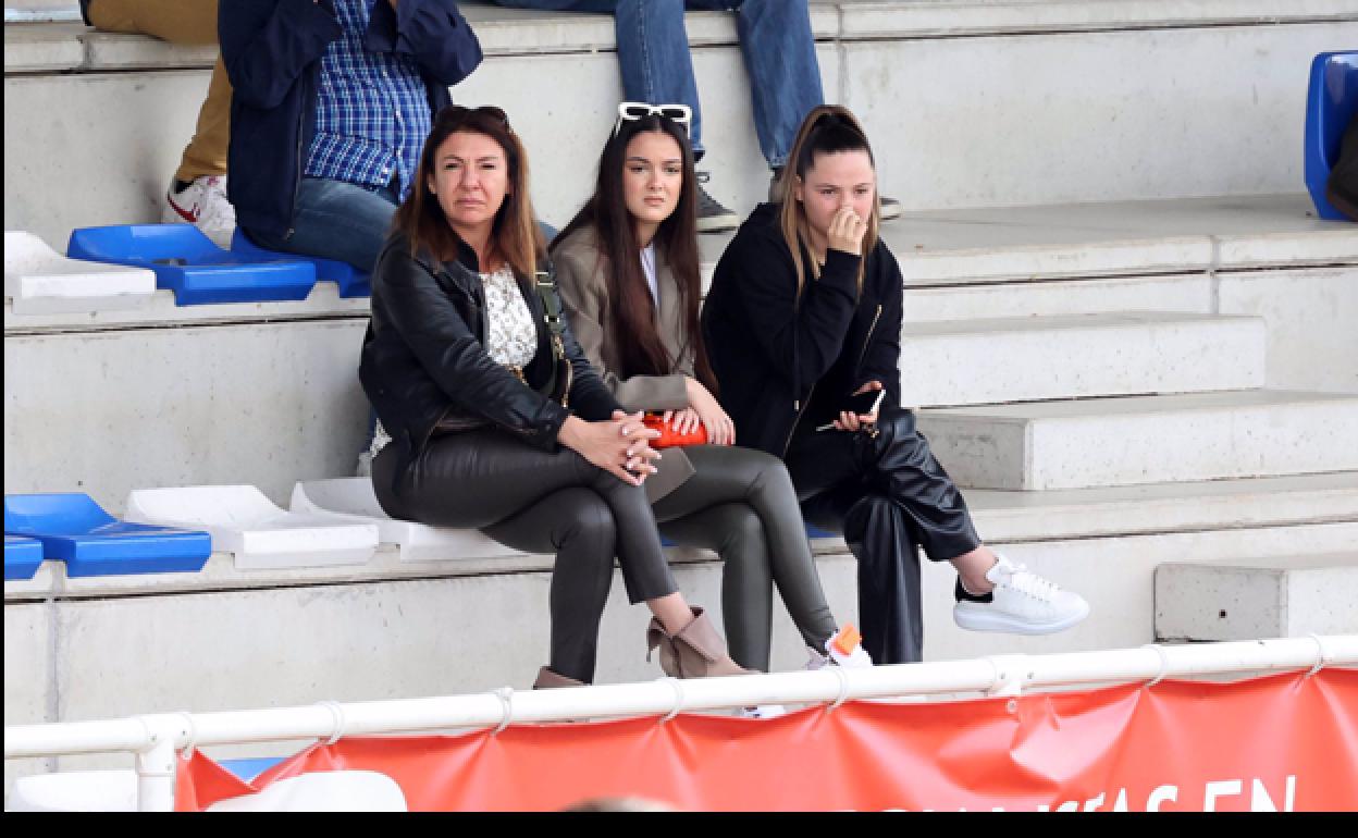 Julia Janeiro, en el centro, acompañada por una amiga y un familiar de su pareja, Tommy. 