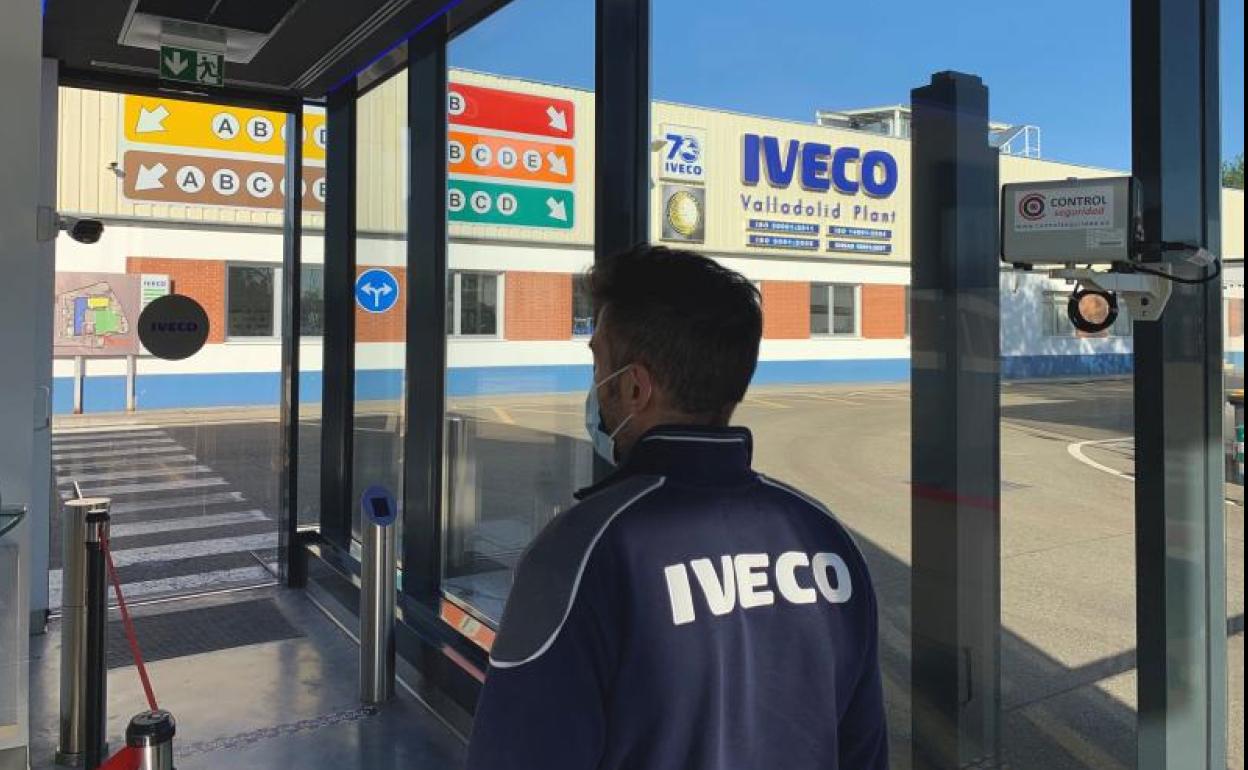 Acceso a las instalaciones de Iveco en Valladolid.