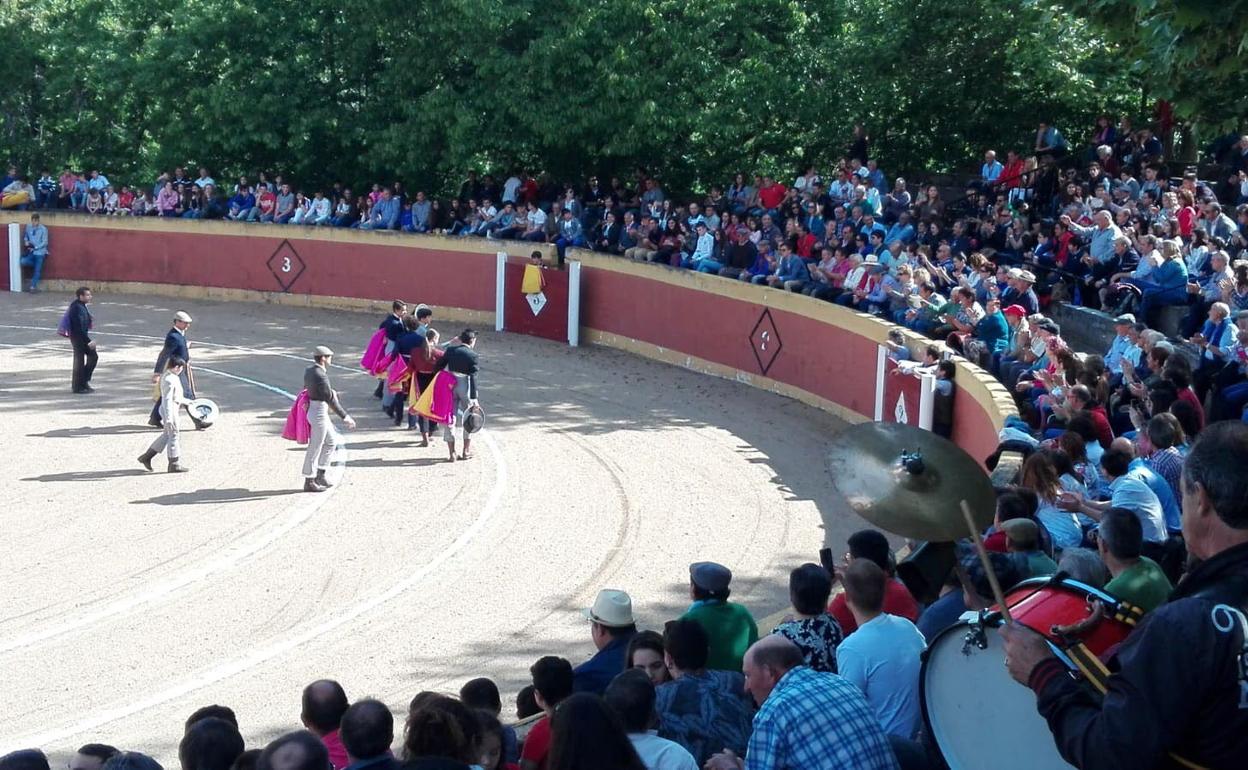 Alumnos de la Escuela de Tauromaquia en un plaza de la provincia.