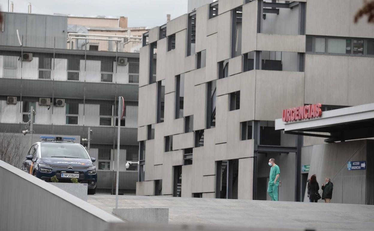 Coche de la Policía Nacional en Urgencias del Clínico, el día del ingreso de la bebé (8 de abril).