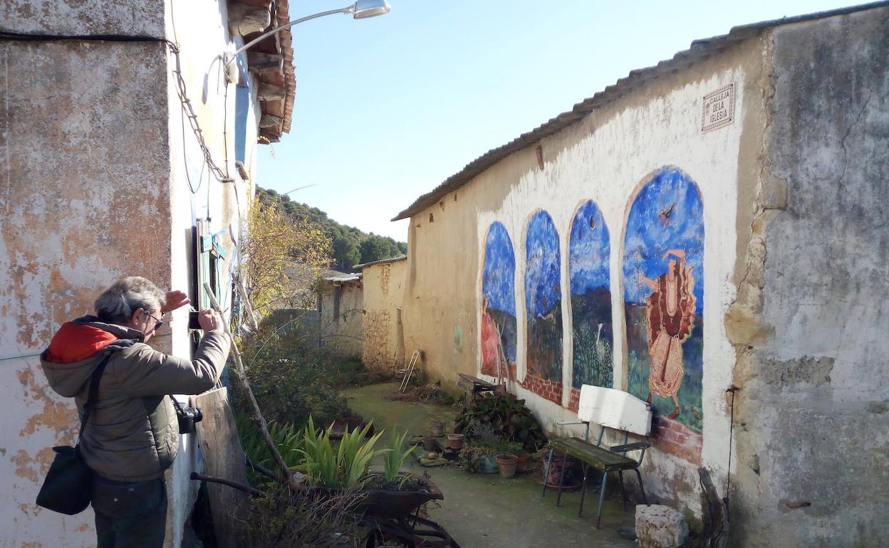 Jesús Anta toma fotos en una calle de San Pelayo. 