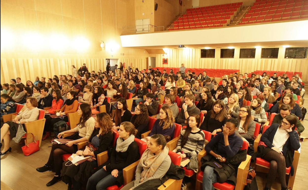 Ceremonia de bienvenida a los alumnos extranjeros de los programas de movilidad de la Universidad de Salamanca en un curso anterior. 