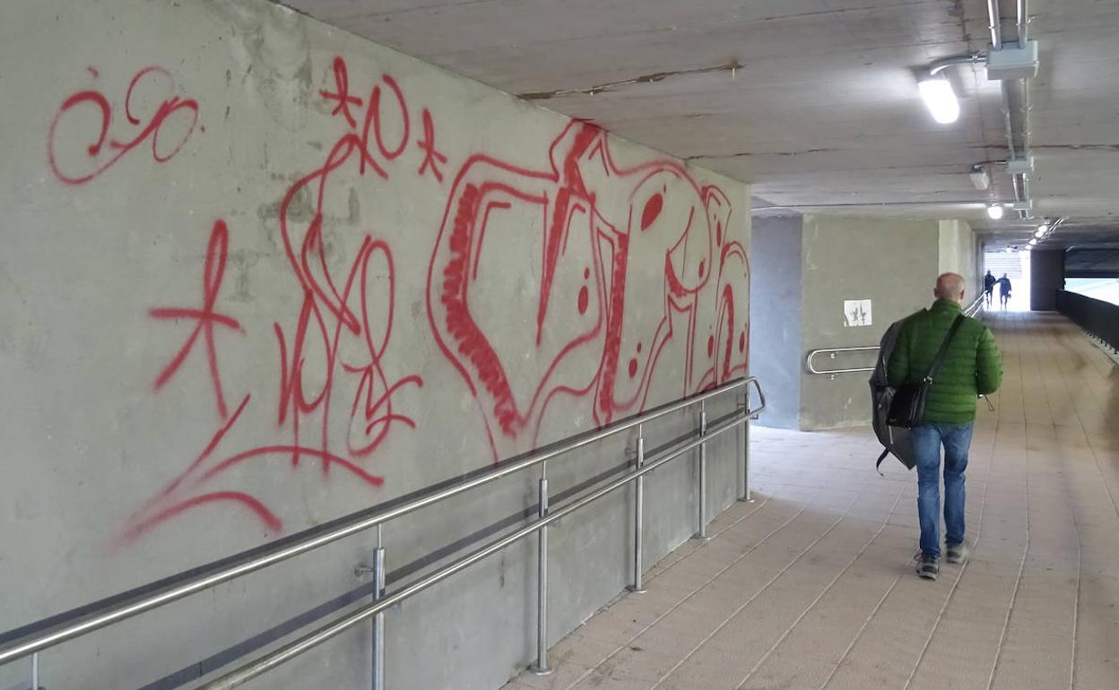 El grafiti de mayor tamaño pintado en el túnel peatonal de Andrómeda. 