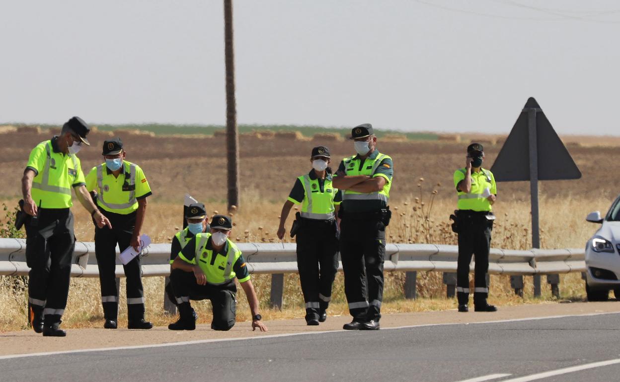 La Guardia Civil investiga en el lugar en el que se produjo el atropello.