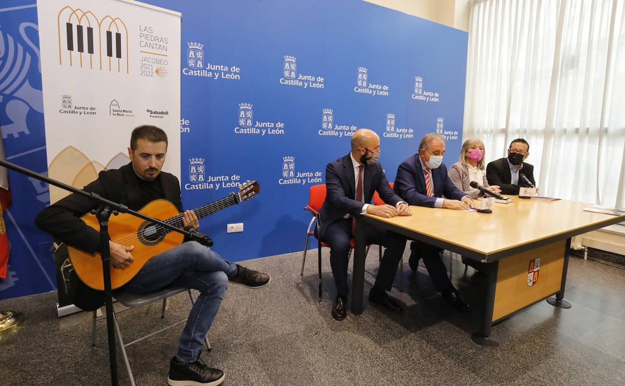 Raúl Olivar toca la guitarra durante la presentación del ciclo. 