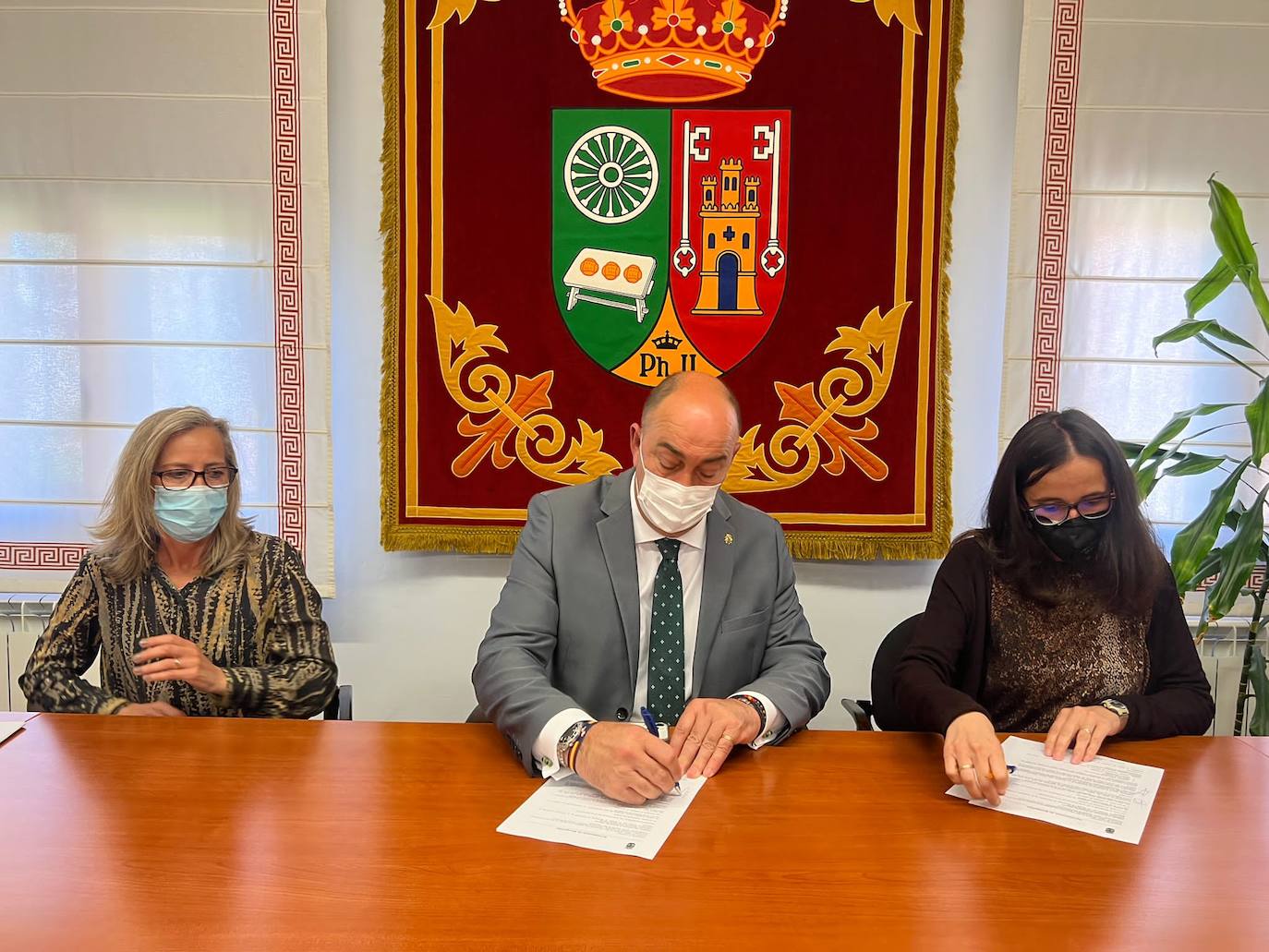 Firma de la cesión de la parcela por parte del Ayuntamiento de Boceguillas.