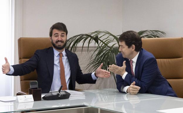 El vicepresidente Juan García-Gallardo y el presidente Alfonso Fernández Mañueco conversan antes del primer Consejo de Gobierno del Ejecutivo autonómico de PP y Vox.