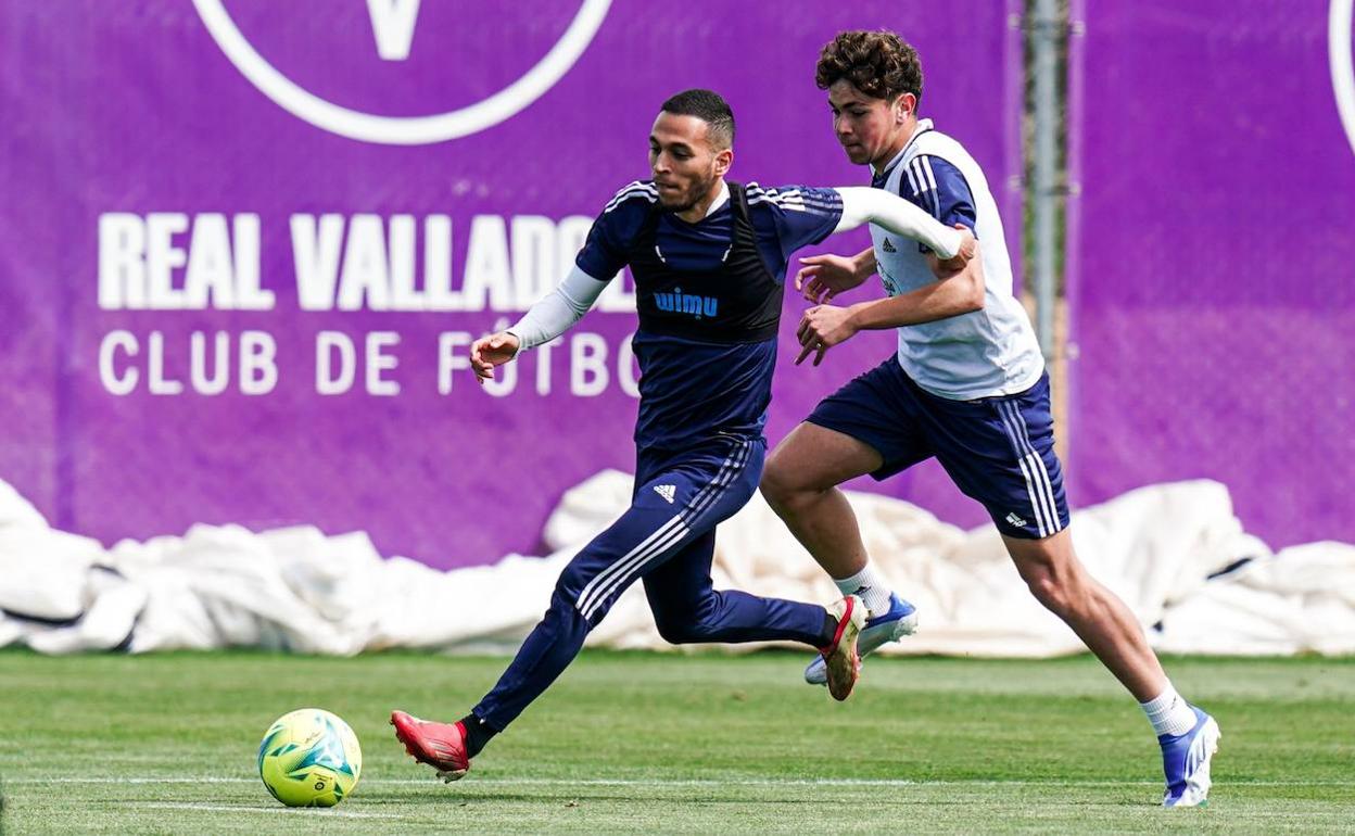 Anuar en el partido de entrenamiento ante el Juvenil A. 