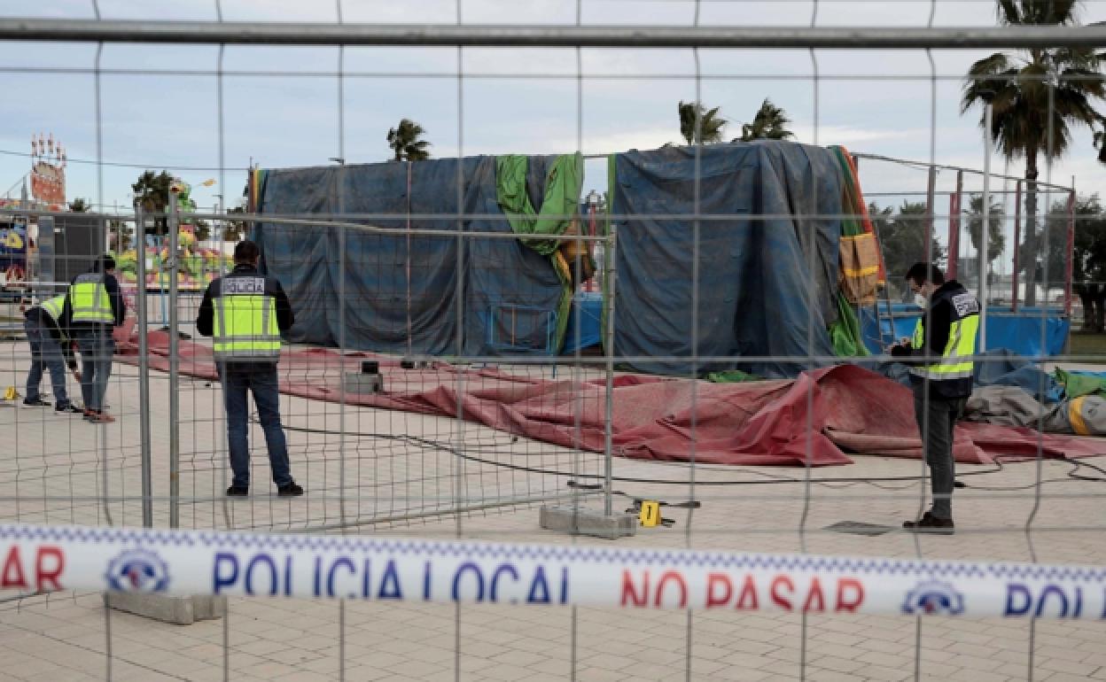 Policías, junto al castillo siniestrado en Mislata. 