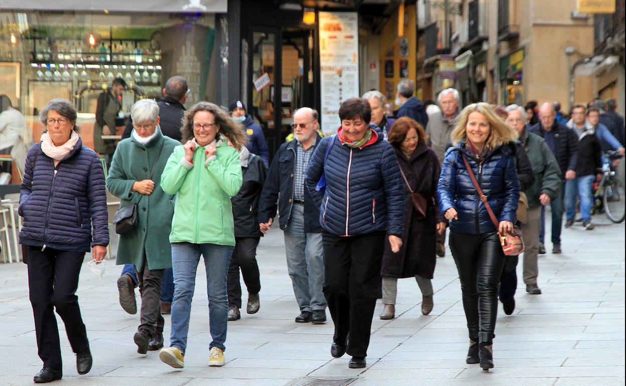 Transeúntes por una céntrica calle de la capital segoviana. 