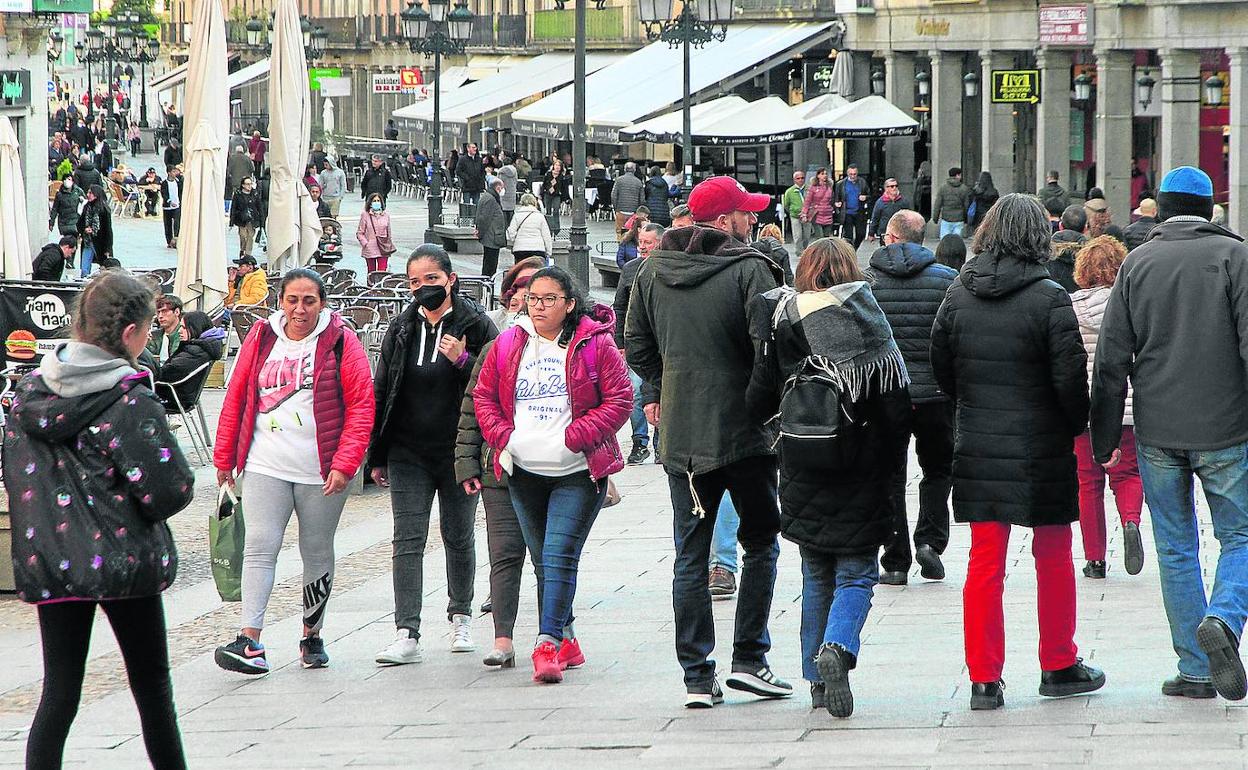 Trasiego de personas en una céntrica calle de la capital segoviana. 