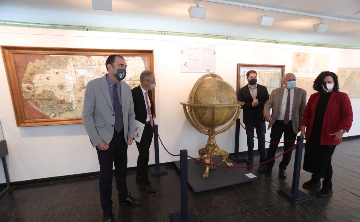 Participantes en la inauguracón de la exposición en la facultad de Geografía. 