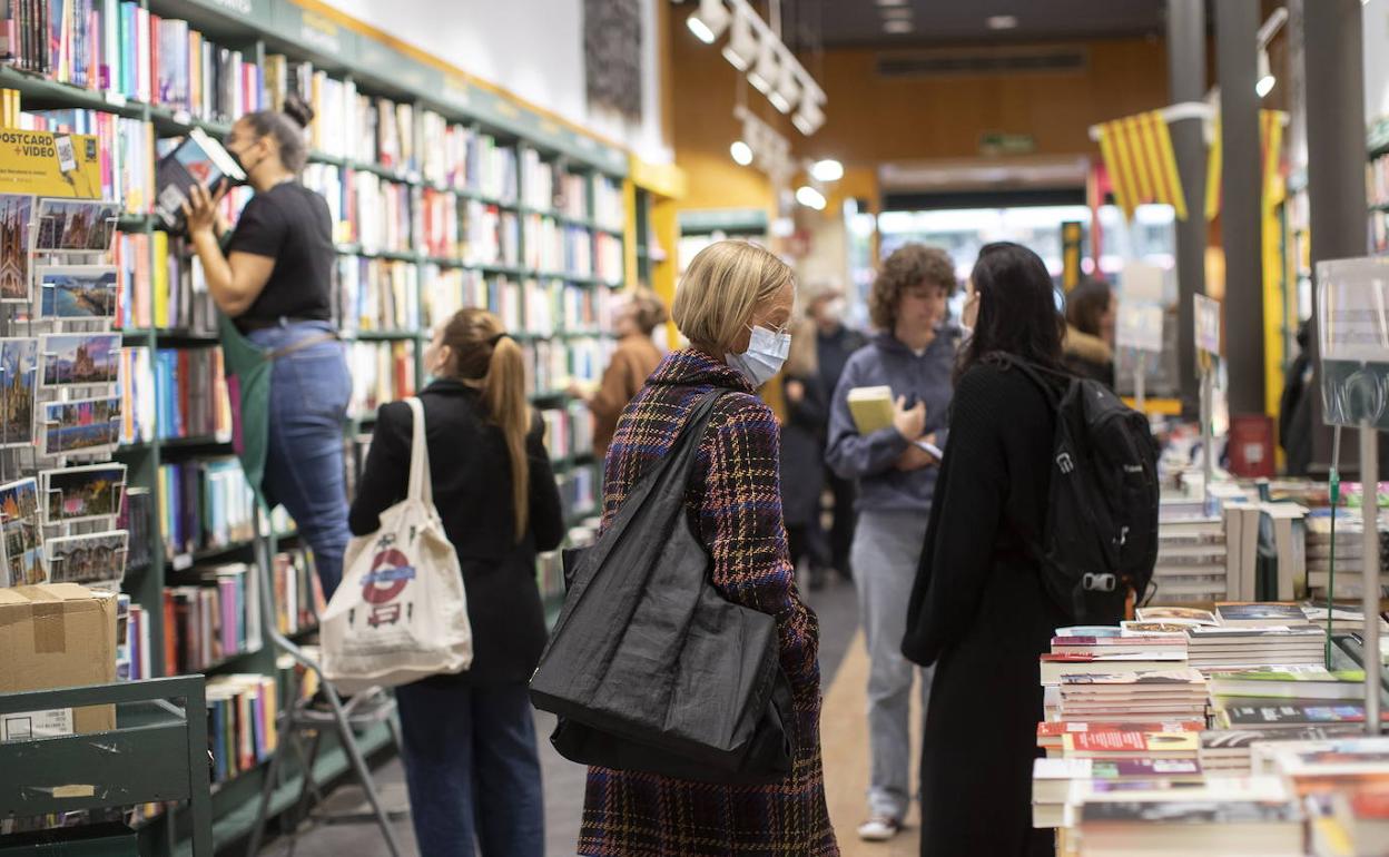 Varios clientes en una librería del centro de Barcelona, este miércoles.