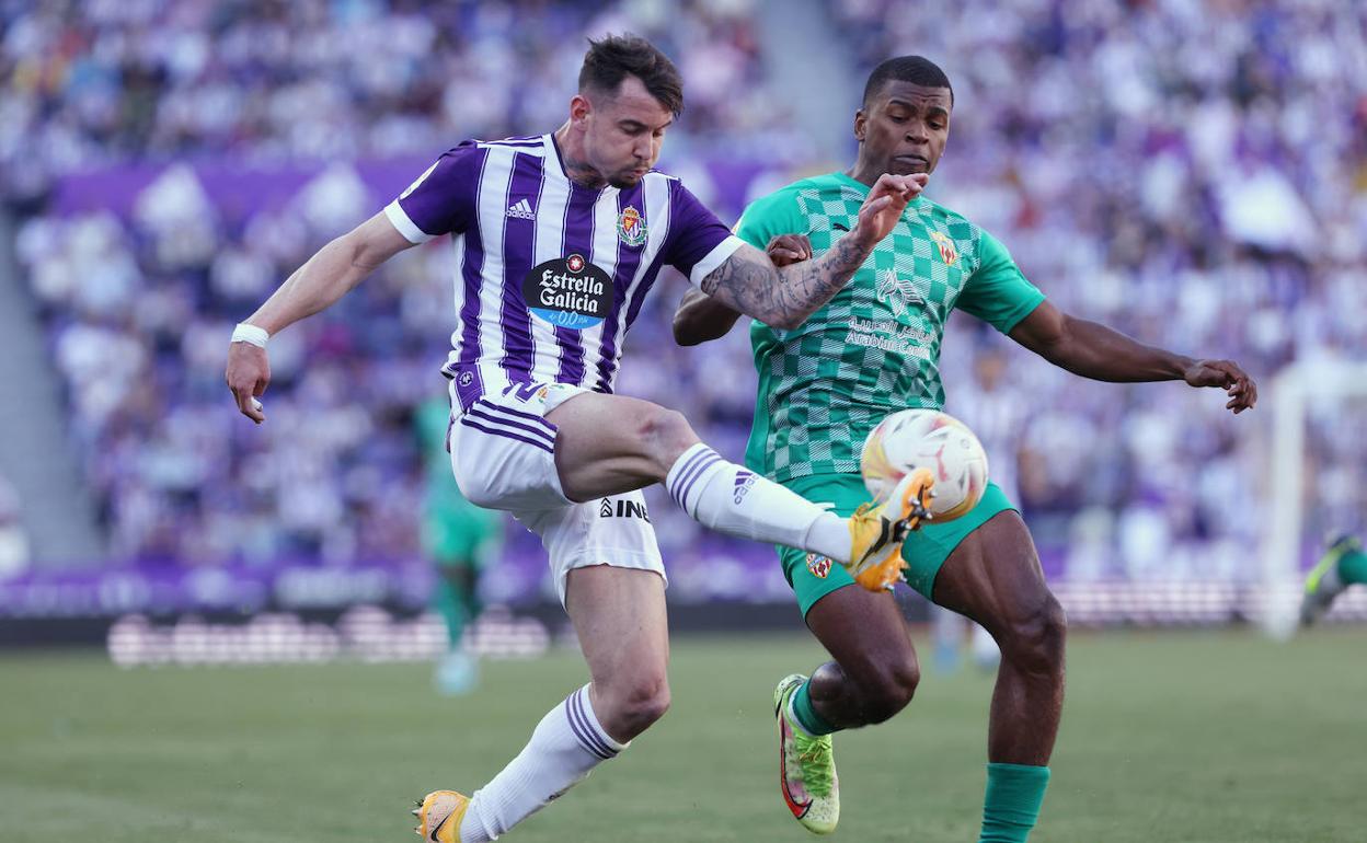 Luis Pérez recoge el esférico ante la presión de Akieme. 