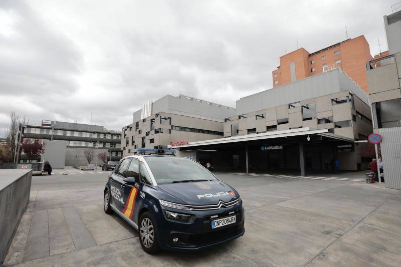 Un coche de la Policía Nacional junto al servicio de Urgencias del Hospital Clínico Universitario. 