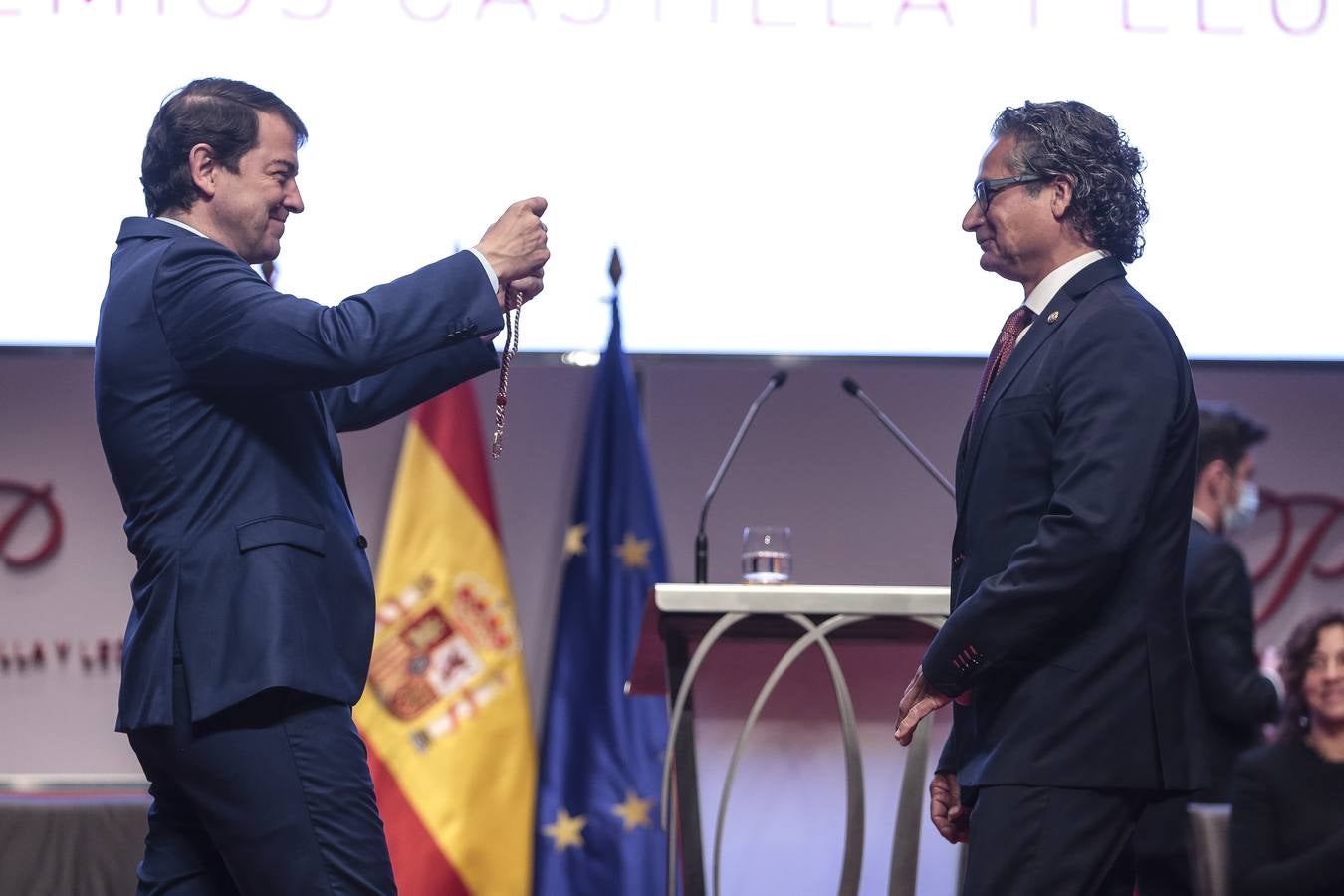 El presidente de la Junta, Alfonso Fernández Mañueco, entrega el Premio Castilla y León de Investigación Científica y Técnica e Innovación, al catedrático de Bioquímica y Biología Molecular de la Universidad de Salamanca, Juan Pedro Bolaños