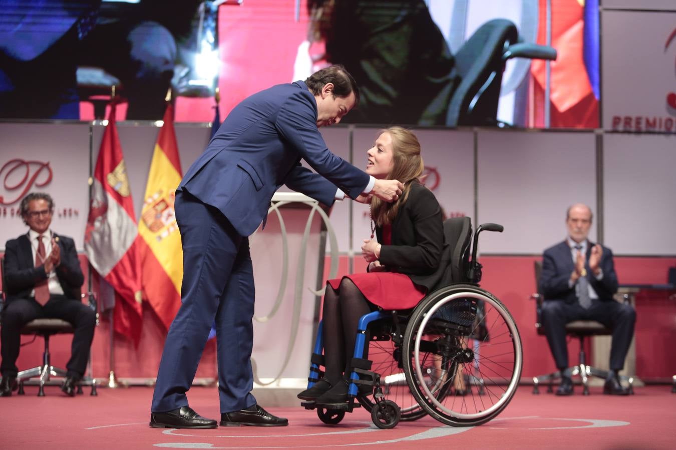 El presidente de la Junta, Alfonso Fernández Mañueco, entrega el Premio Castilla y León del Deporte a la nadadora burgalesa Marta Fernández Infante