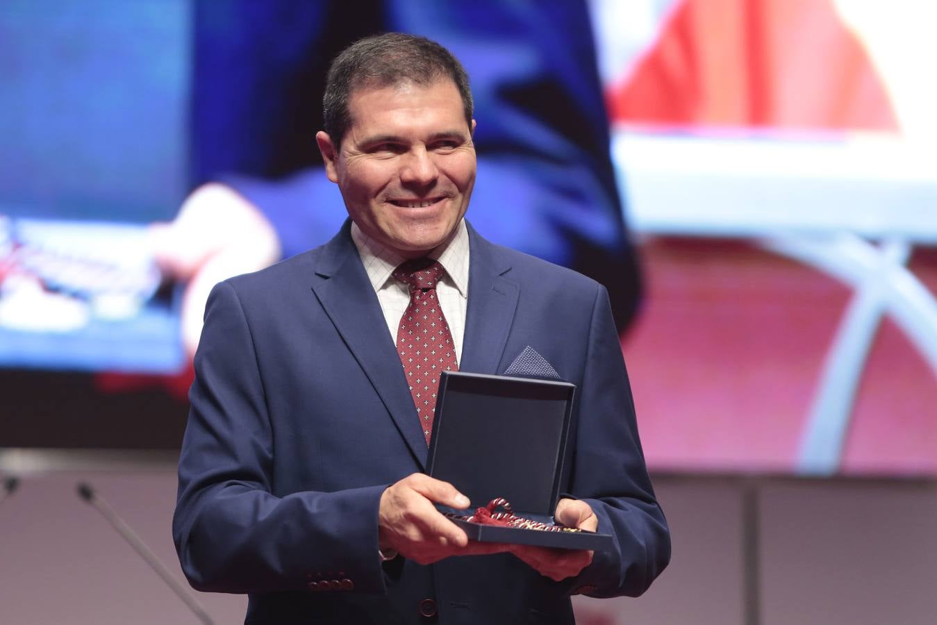 Premio Castilla y León de Valores Humanos y Sociales a la Fundación Eusebio Sacristán. Recoge el galardón el presidente de la fundación, Alberto López Moreno