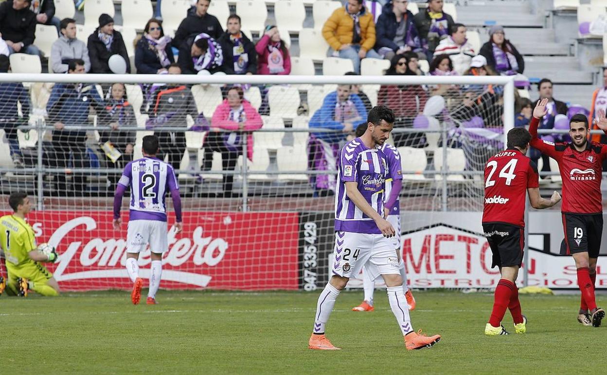 Los jugadores del Valladolid se lamentan en 2016 de uno de los goles encajados en Anduva ante el Mirandés. 