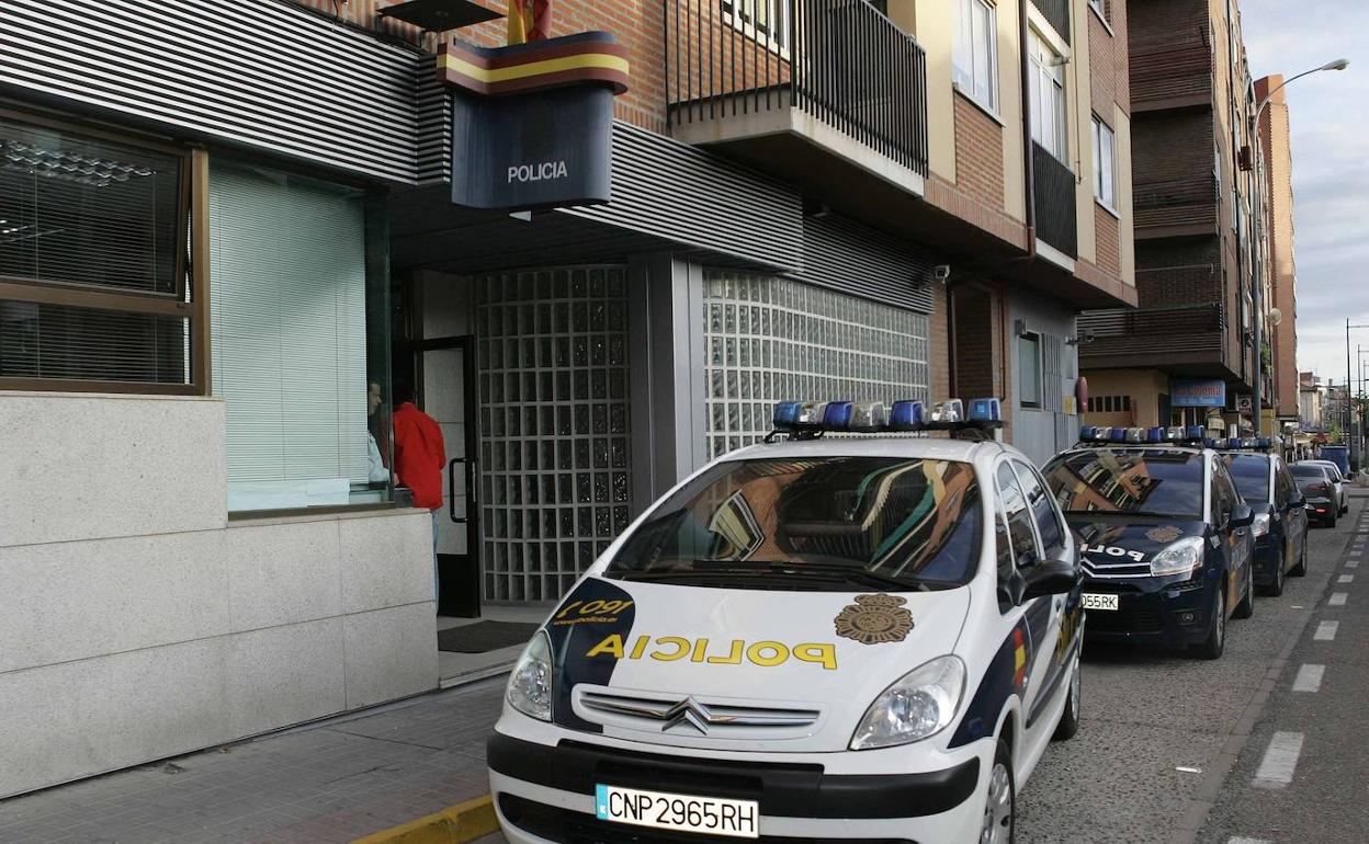 Vehículos de la Policía Nacional en la comisaría de Medina del Campo.