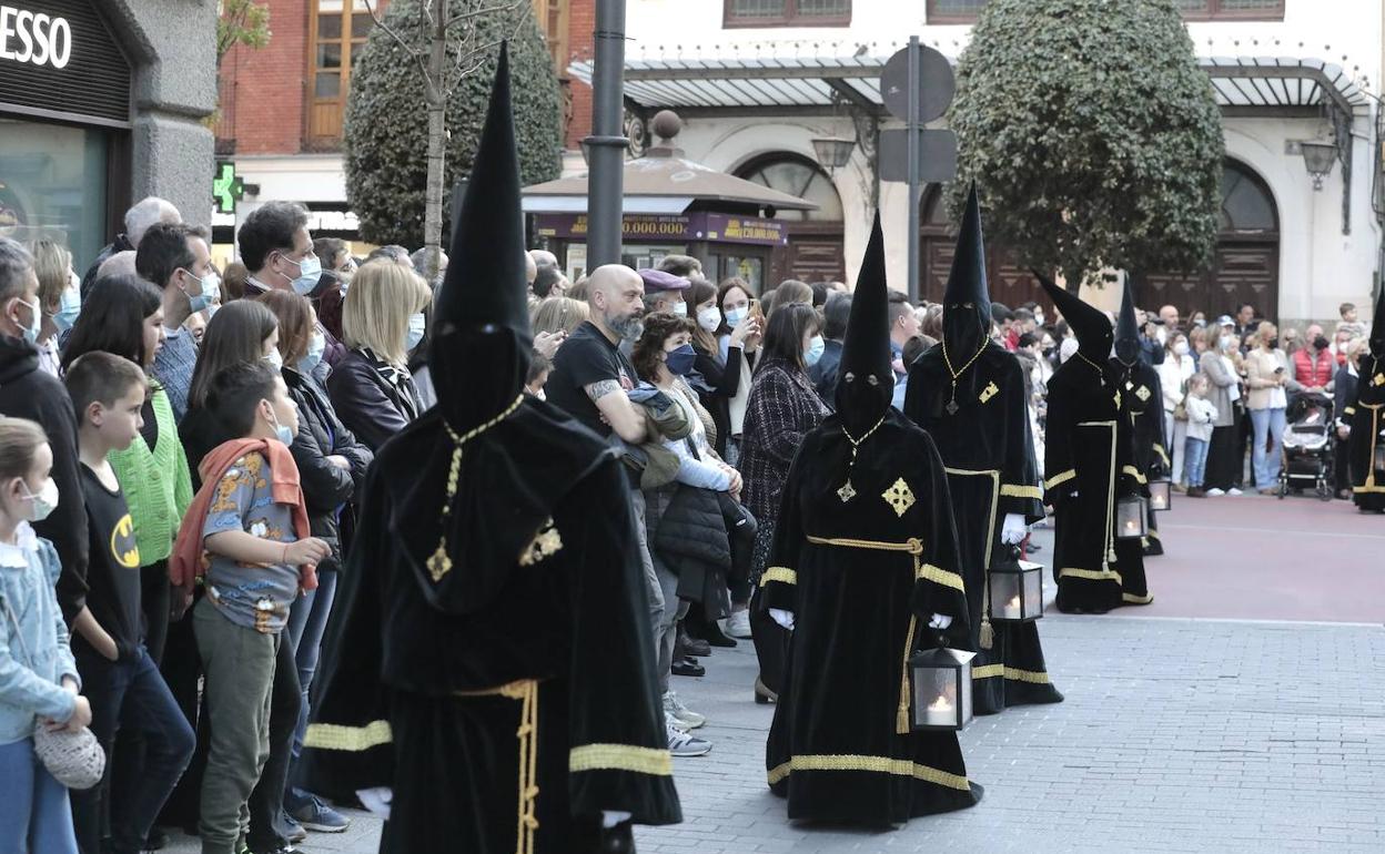 Numeroso público sigue la procesión del Santo Entierro de Cristo de Valladolid. 