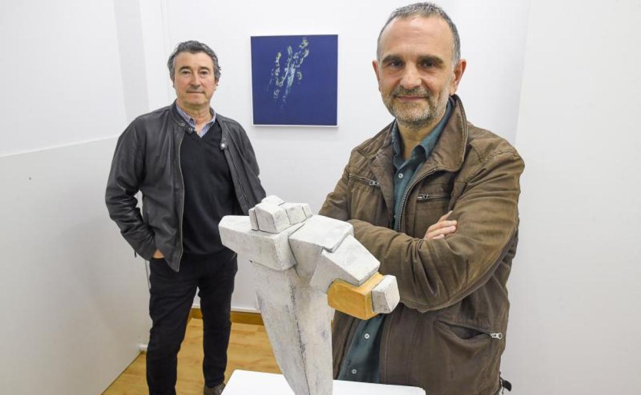 Julio Martínez y Félix Sanz, con uno de los cuadros y una de las esculturas expuestas en Espacio Abierto. 