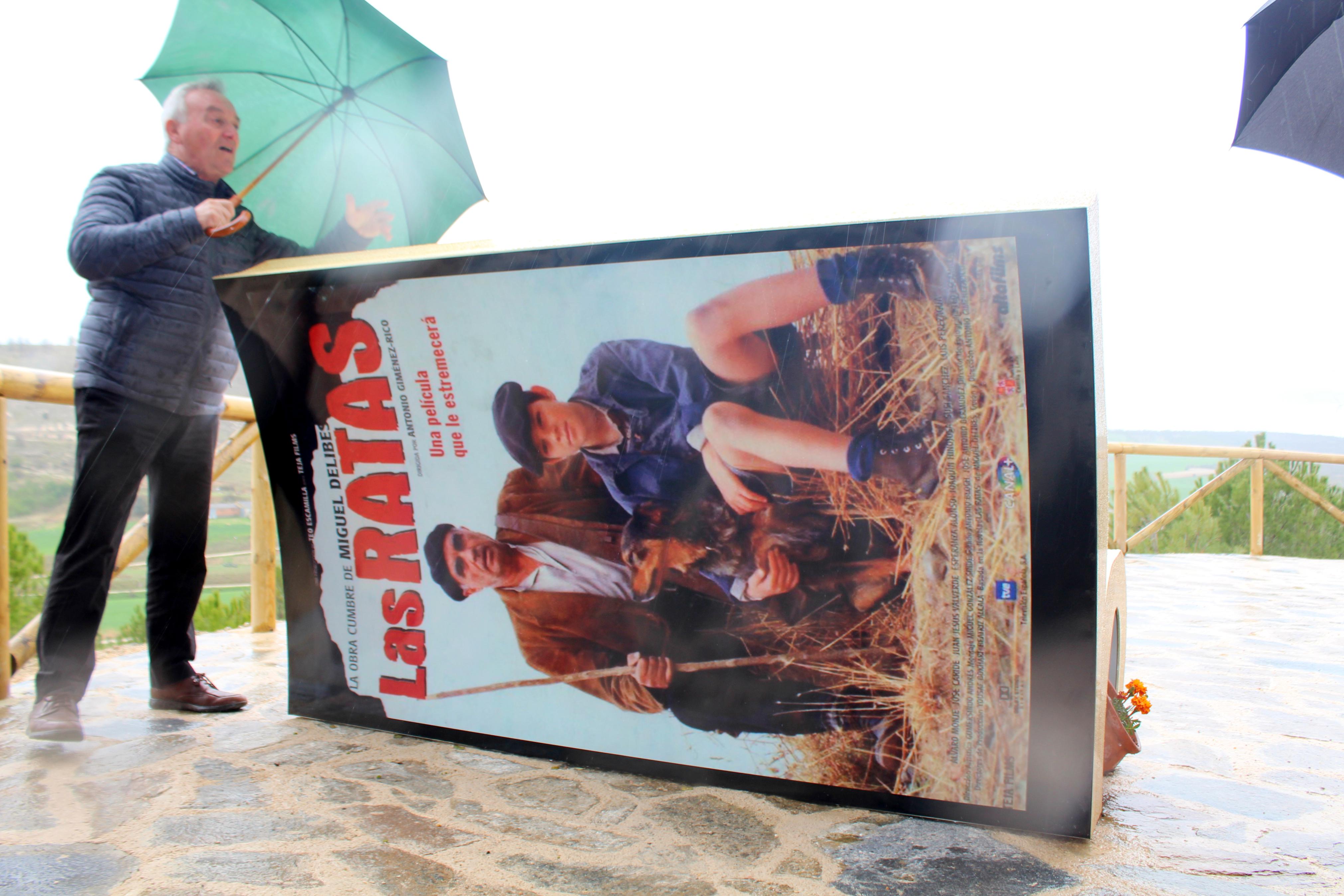 Coincidiendo con el Día del Libro y la Fiesta de Castilla y León, Valdecañas de Cerrato inauguró el Mirador Miguel Delibes