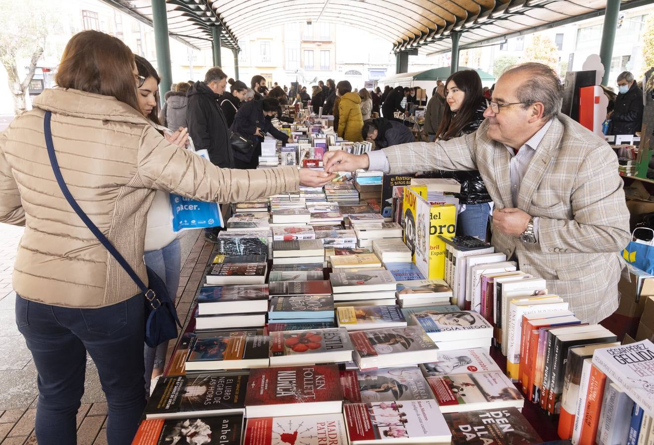 Fotos: Día de Libro en la Plaza de España de Valladolid