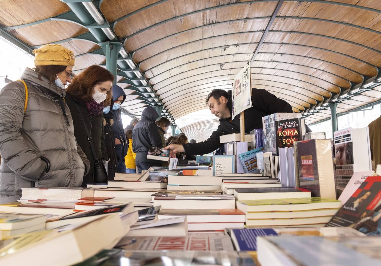 Fotos: Día de Libro en la Plaza de España de Valladolid