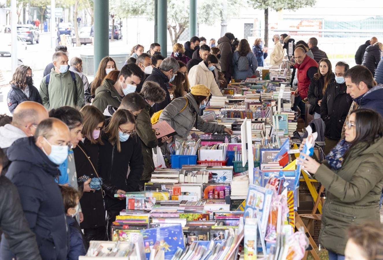 Fotos: Día de Libro en la Plaza de España de Valladolid