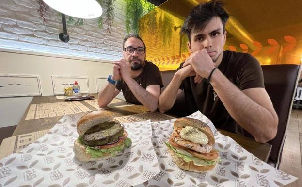 Jorge San José y Mateo García posan con las hamburguesas en La Pepita. 