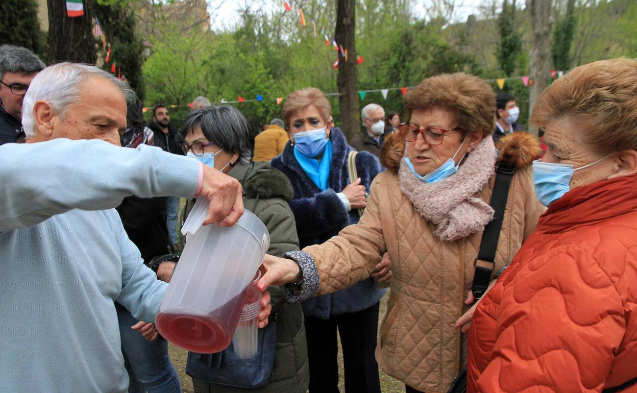 Degustación de limonada entre los aistentes a la inauguración de las fiestas de San Marcos, este viernes. 