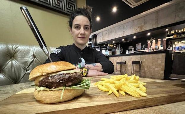 Victoria Díaz posa con la Hamburguesa Gourmet.