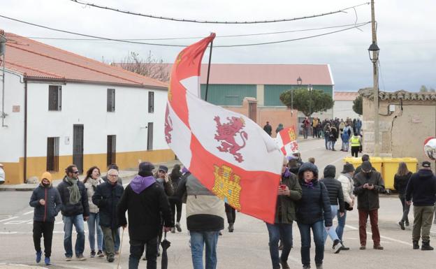 Galería. No han faltado las banderas de la comunidad.