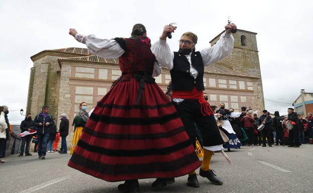 Galería. Grupo de danza Aires Castellanos frente a la Casa de Cultura de Villalar.