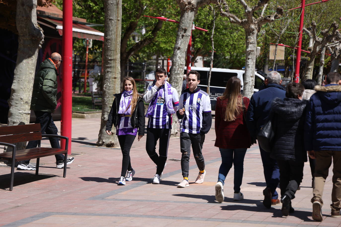 Fotos: La afición del Real Valladolid antes y durante el partido ante el Mirandés (1/2)
