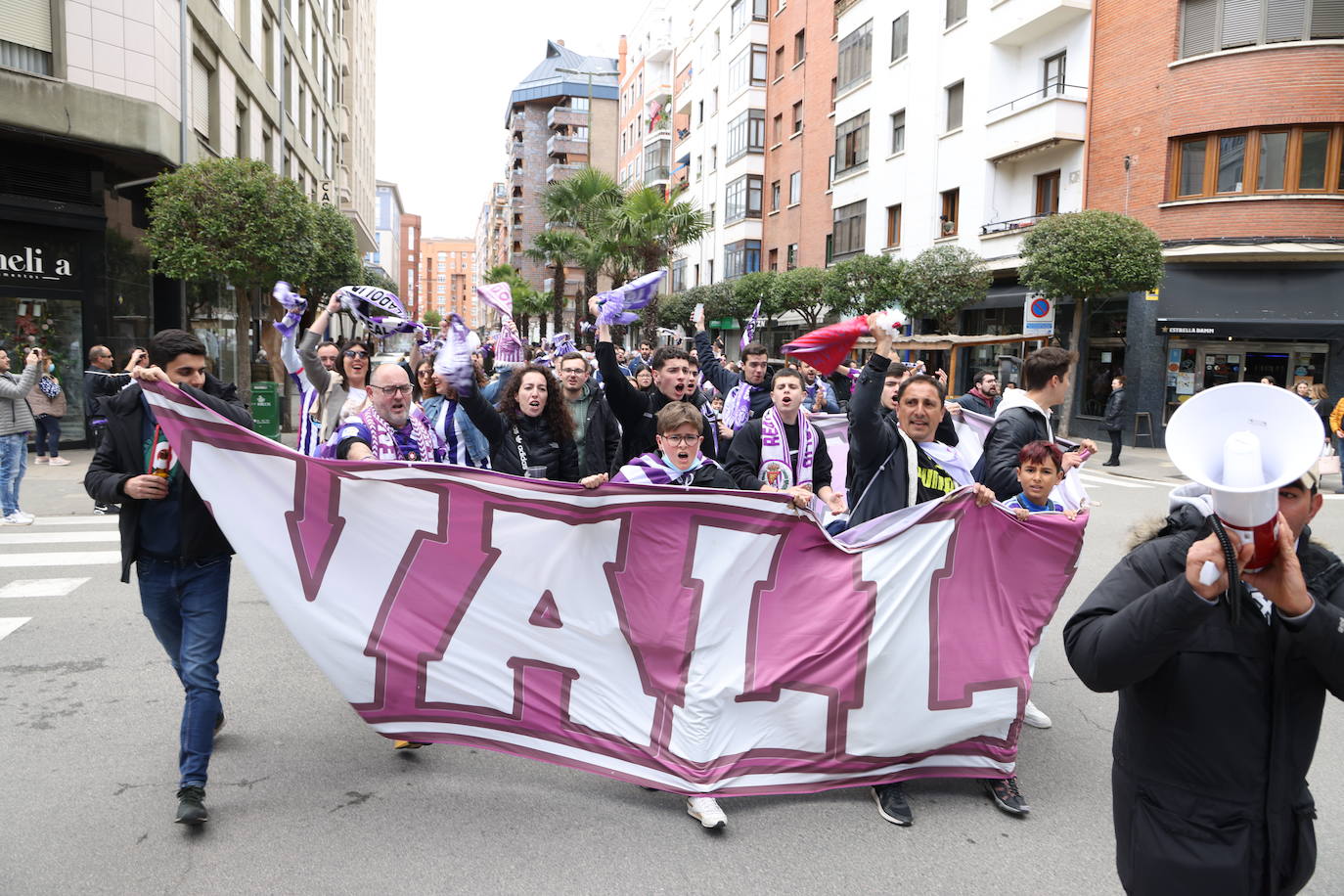Fotos: La afición del Real Valladolid antes y durante el partido ante el Mirandés (1/2)