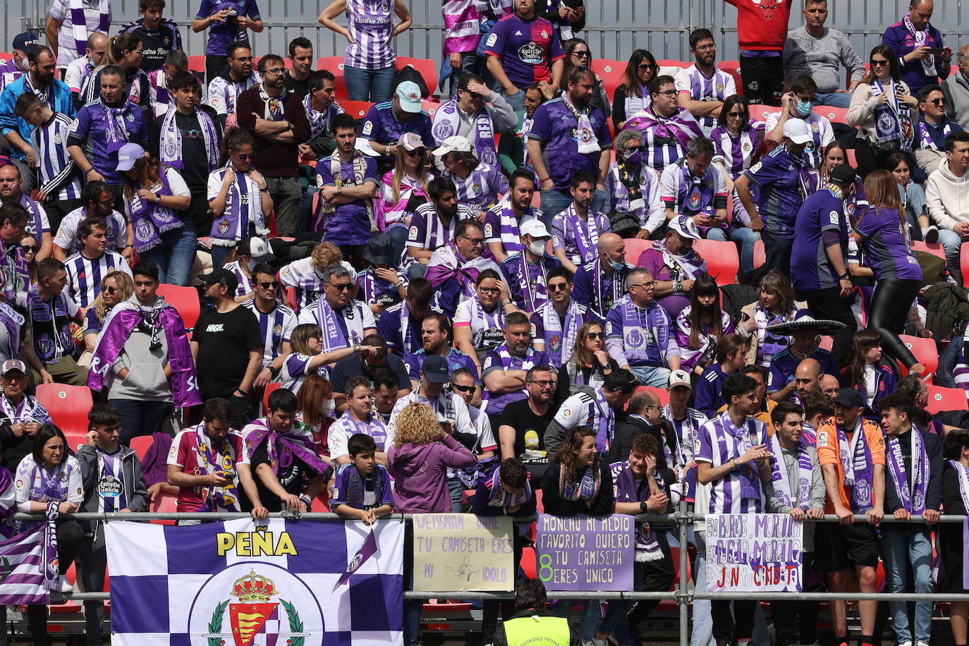 Fotos: La afición del Real Valladolid antes y durante el partido ante el Mirandés (1/2)