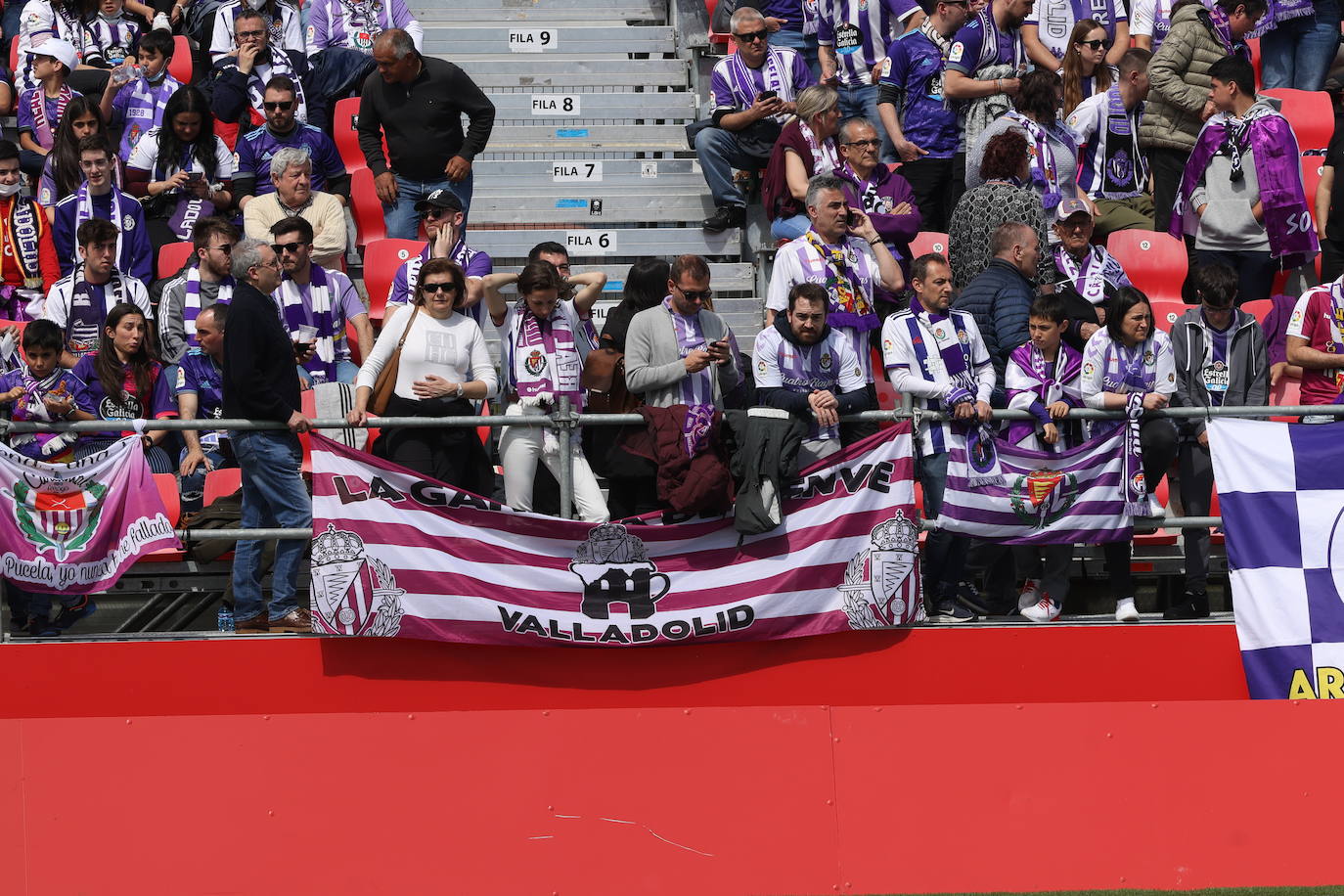 Fotos: La afición del Real Valladolid antes y durante el partido ante el Mirandés (1/2)