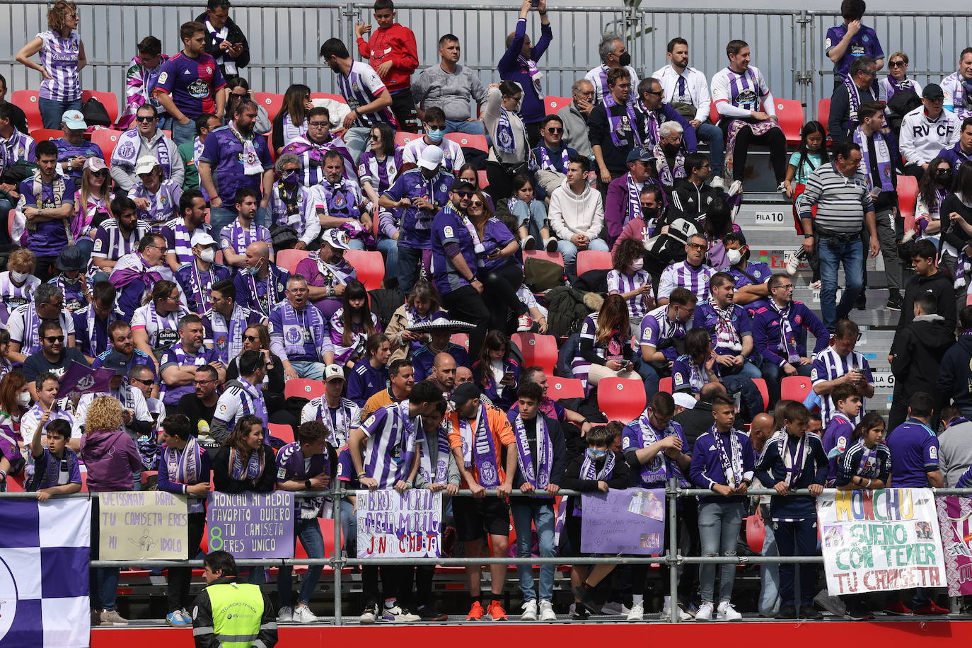 Fotos: La afición del Real Valladolid antes y durante el partido ante el Mirandés (1/2)