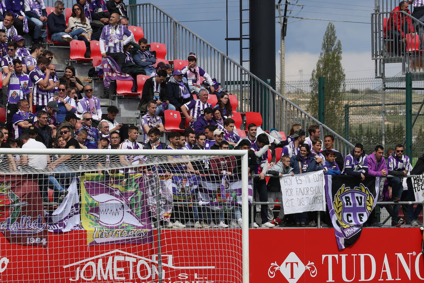 Fotos: La afición del Real Valladolid antes y durante el partido ante el Mirandés (2/2)