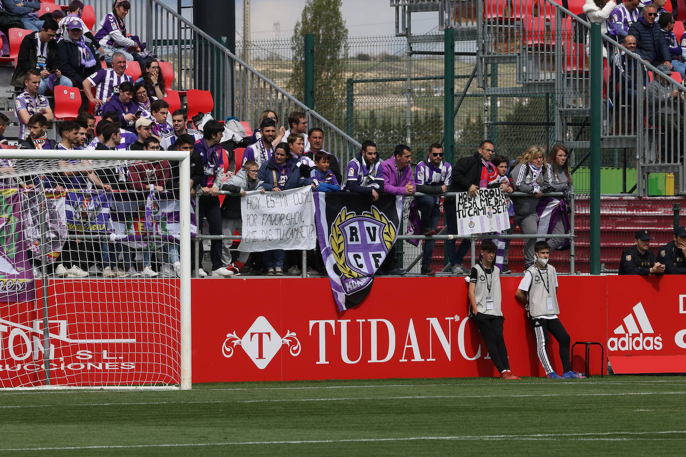 Fotos: La afición del Real Valladolid antes y durante el partido ante el Mirandés (2/2)
