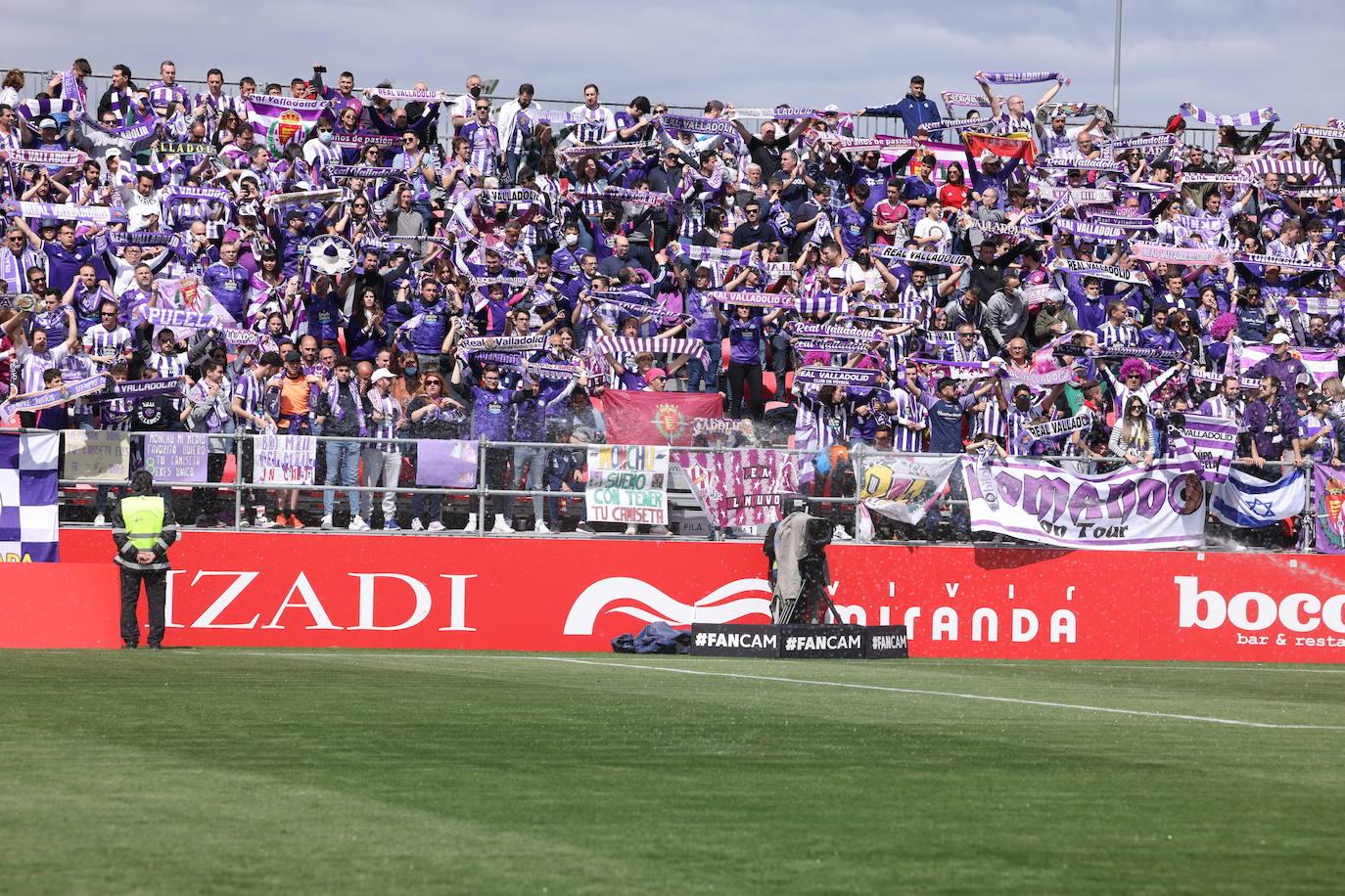 Fotos: La afición del Real Valladolid antes y durante el partido ante el Mirandés (2/2)