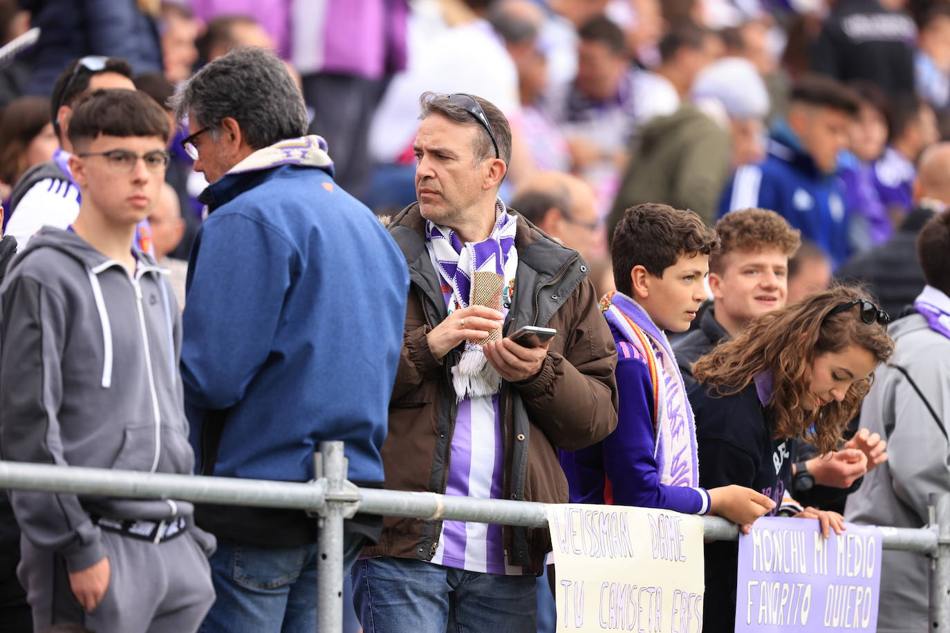 Fotos: La afición del Real Valladolid antes y durante el partido ante el Mirandés (2/2)