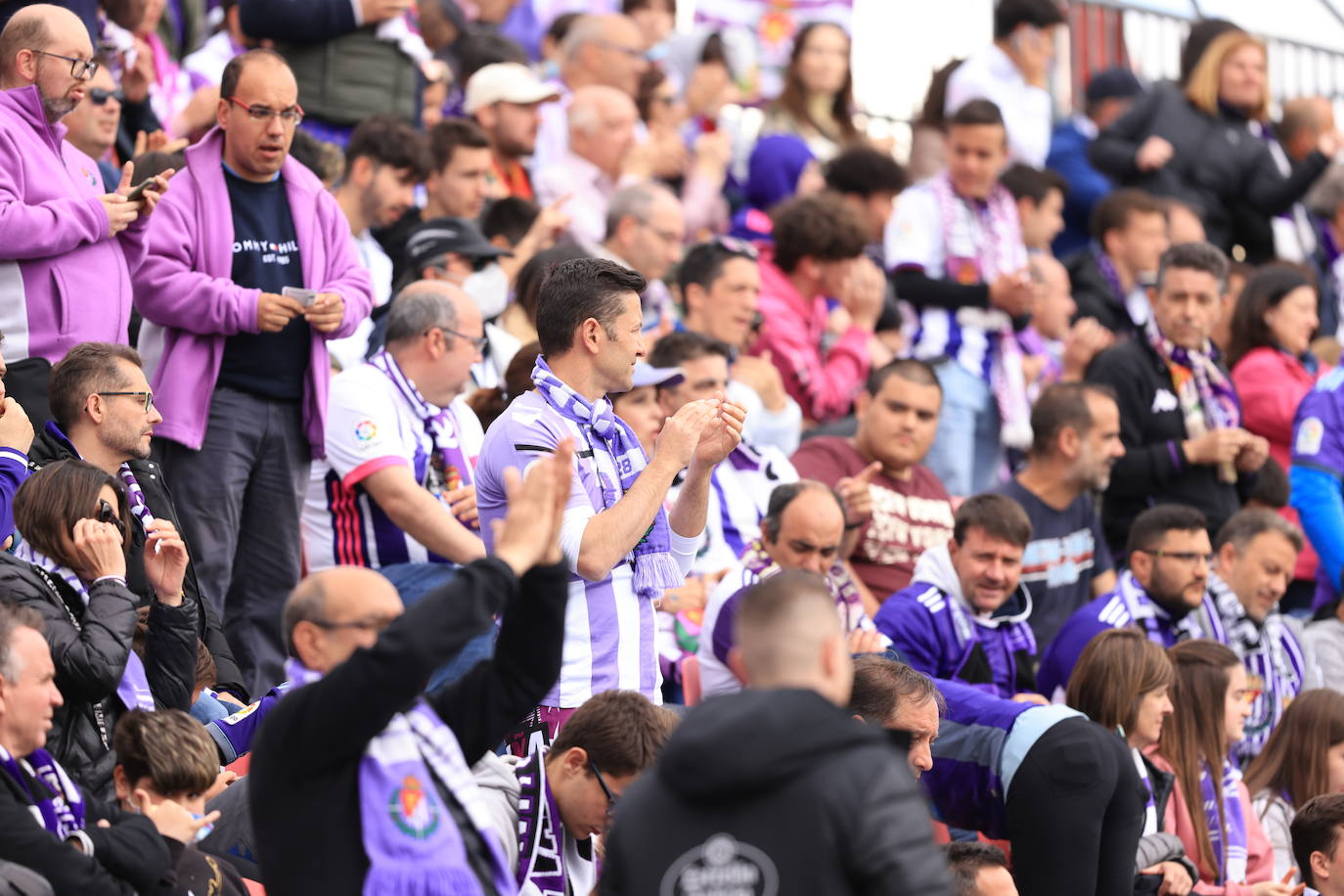 Fotos: La afición del Real Valladolid antes y durante el partido ante el Mirandés (2/2)