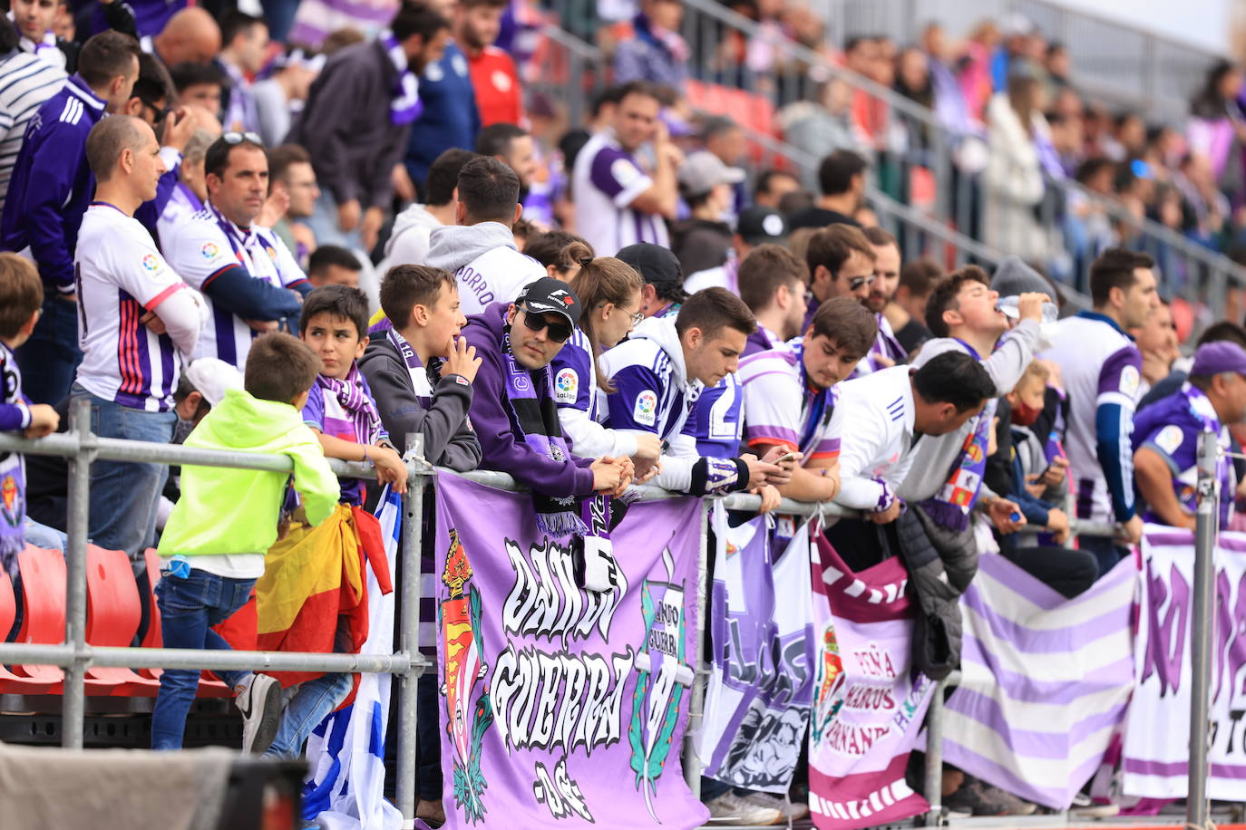 Fotos: La afición del Real Valladolid antes y durante el partido ante el Mirandés (2/2)