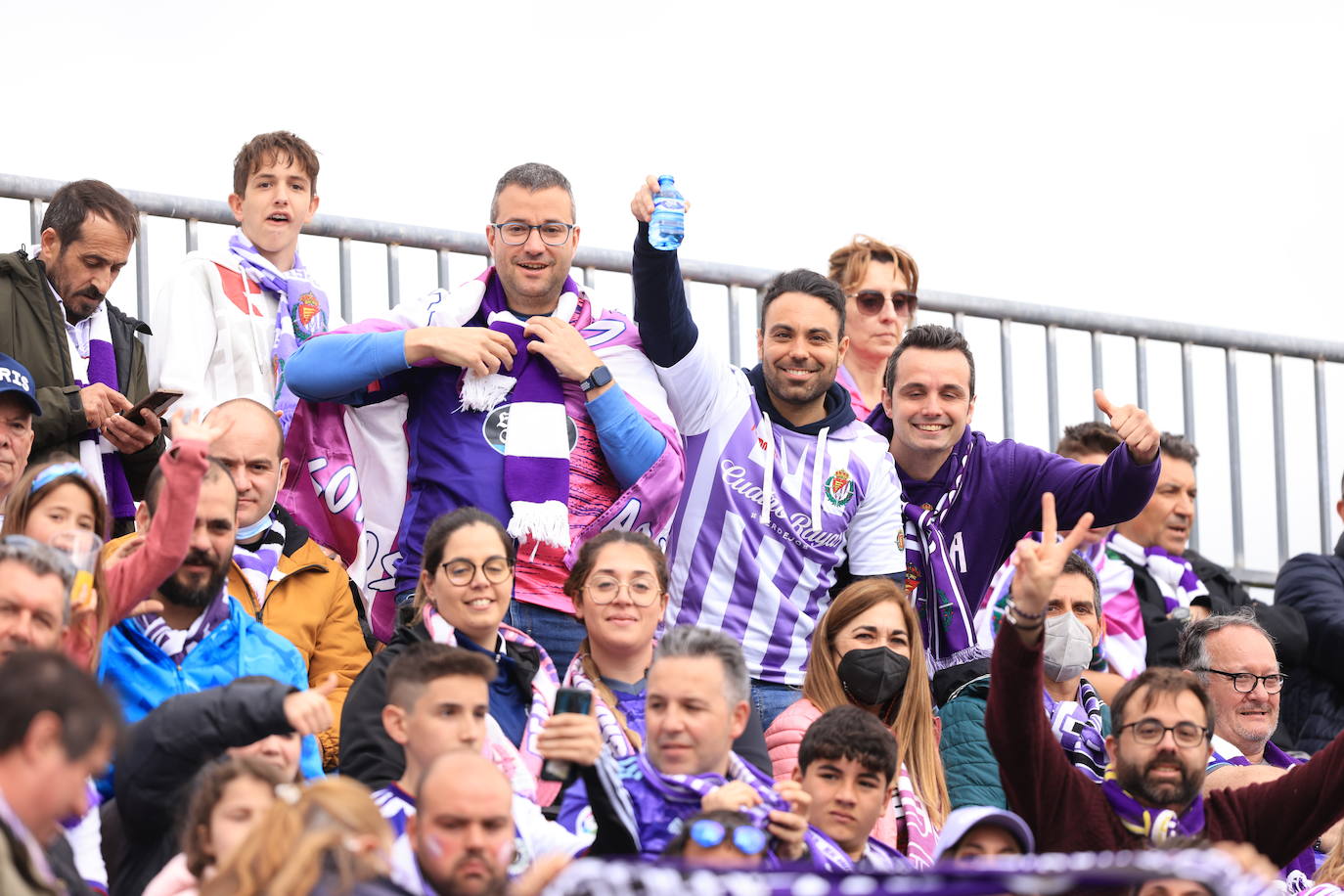Fotos: La afición del Real Valladolid antes y durante el partido ante el Mirandés (2/2)