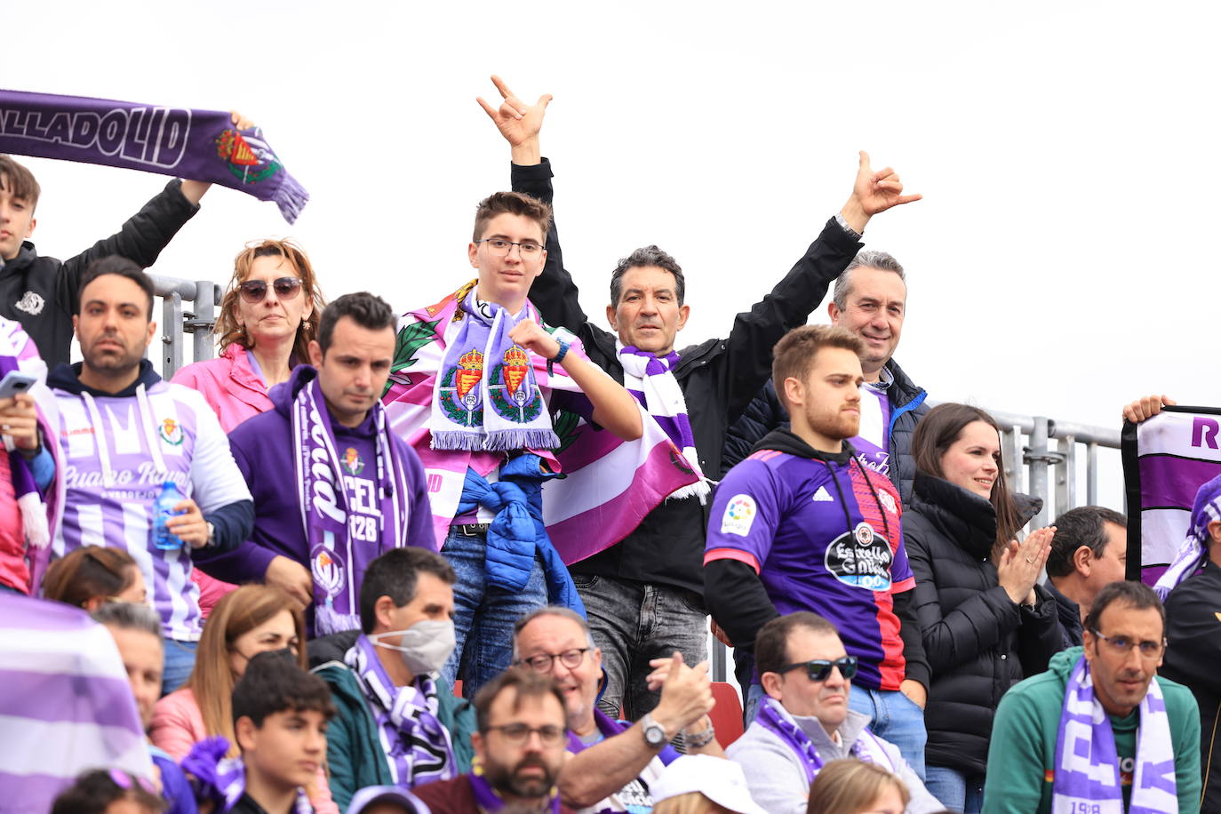 Fotos: La afición del Real Valladolid antes y durante el partido ante el Mirandés (2/2)