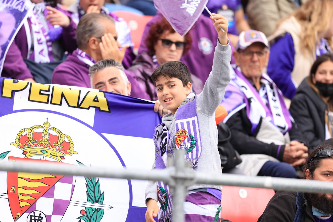 Fotos: La afición del Real Valladolid antes y durante el partido ante el Mirandés (2/2)